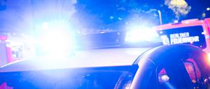 Ein Polizeiauto steht an einem Einsatzort. (Symbolbild)