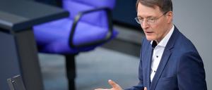 Gesundheitsminister Karl Lauterbach SPD bei seiner Rede zum Krankenhausversorgungsverbesserungsgesetz am Donnerstag im Bundestag. 