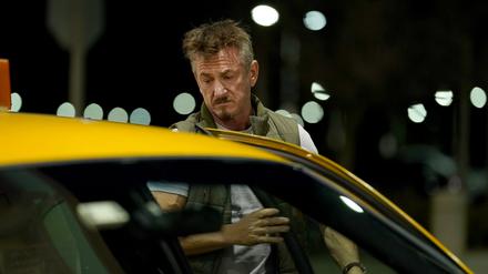 Sean Penn als Taxifahrer Clark in einer Szene des Kinofilms „Daddio – Eine Nacht in New York“. 