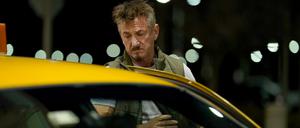 Sean Penn als Taxifahrer Clark in einer Szene des Kinofilms „Daddio – Eine Nacht in New York“. 