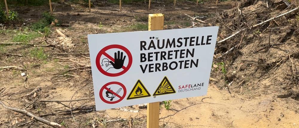 Eine Warntafel weist auf eine Bombenräumung in einem Wald nahe des Tesla Werkes hin. 