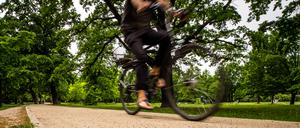 Ein Radfahrer in einem Berliner Park.