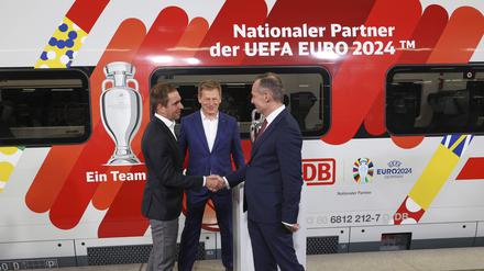 Anders als erhofft wird die Fußball-EM für Bahnchef Richard Lutz (Mitte) zum PR-Desaster.