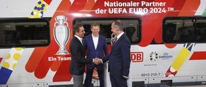 Anders als erhofft wird die Fußball-EM für Bahnchef Richard Lutz (Mitte) zum PR-Desaster.