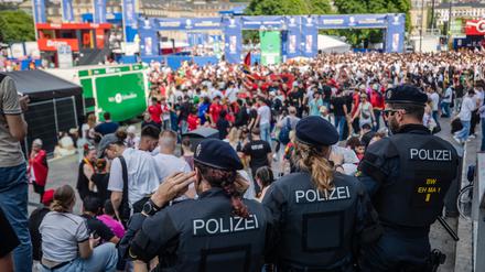 Einsatzkräfte der Polizei beobachten die Lage an der Fanzone am Schlossplatz. (Symbolfoto)