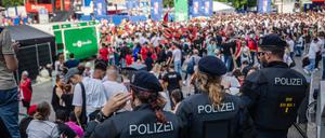 Einsatzkräfte der Polizei beobachten die Lage an der Fanzone am Schlossplatz. (Symbolfoto)