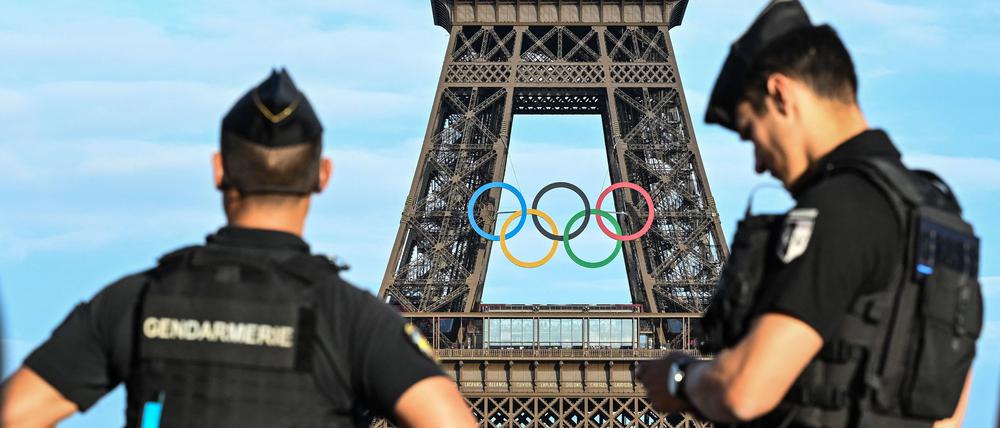 Französische Gendarmen patrouillieren vor dem Parvis des Droits de l’Homme gegenüber dem Eiffelturm, der mit den olympischen Ringen für die Olympischen Spiele 2024 in Paris geschmückt ist. Ein bei Paris wegen der Herstellung von Sprengsätzen festgenommener russisch-ukrainischer Mann hatte nach den Ermittlungen der Anti-Terrorfahndung einen Anschlag auf einen Baumarkt im Norden der französischen Hauptstadt geplant.