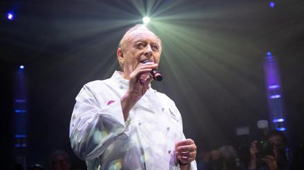 Alfons Schuhbeck, Koch, singt bei der Premierengala der Show «Moonia» von Schuhbecks teatro. Im Streit um die Räumung von Schuhbecks Wohnung in der Münchner Innenstadt will der Star-Koch sich außergerichtlich mit seinem Vermieter einigen. 