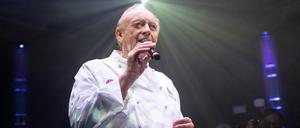 Alfons Schuhbeck, Koch, singt bei der Premierengala der Show «Moonia» von Schuhbecks teatro. Im Streit um die Räumung von Schuhbecks Wohnung in der Münchner Innenstadt will der Star-Koch sich außergerichtlich mit seinem Vermieter einigen. 