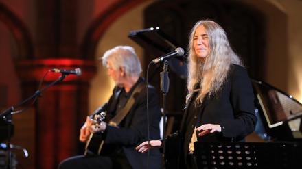 Patti Smith gibt zusammen mit Tony Shanahan ein berührendes Akustik-Konzert anläßlich 30 Jahre Mauerfall  in der ausverkauften Gethsemanekirche in Berlin-Prenzlauer Berg.
Foto: Thilo Rückeis
ACHTUNG: KEINE WEITERGABE AN DRITTE!!!