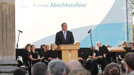 Zentrale Abschlussfeier der Universität Potsdam. Verabschiedung der Absolventinnen und Absolventen 2023/24 vor der Kulisse der Kolonnade am Neuen Palais. Boris Pistorius, Bundesminister der Verteidigung, hielt die Festrede. Musikalisch umrahmt wurde der Festakt vom studentischen Blasorchester „Potsdamer Instrumentalisten“ unter der Leitung von Pascal Rudolph.
Bei der zentralen Abschlussfeier wurden außerdem die beste Absolventin oder den besten Absolventen des akademischen Jahres 2023/24 sowie die Jahrgangsbesten aus den sechs Fakultäten der Universität Potsdam ausgezeichnet.