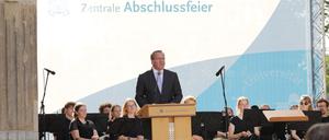 Zentrale Abschlussfeier der Universität Potsdam. Verabschiedung der Absolventinnen und Absolventen 2023/24 vor der Kulisse der Kolonnade am Neuen Palais. Boris Pistorius, Bundesminister der Verteidigung, hielt die Festrede. Musikalisch umrahmt wurde der Festakt vom studentischen Blasorchester „Potsdamer Instrumentalisten“ unter der Leitung von Pascal Rudolph.
Bei der zentralen Abschlussfeier wurden außerdem die beste Absolventin oder den besten Absolventen des akademischen Jahres 2023/24 sowie die Jahrgangsbesten aus den sechs Fakultäten der Universität Potsdam ausgezeichnet.