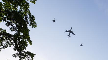Eine Formation aus deutschen Eurofightern, einer deutschen C-130J und eines Us-amerikanischen Tankflugzeugs KC-135 fliegen über den Wannsee am 27.06.2024 