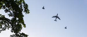 Eine Formation aus deutschen Eurofightern, einer deutschen C-130J und eines Us-amerikanischen Tankflugzeugs KC-135 fliegen über den Wannsee am 27.06.2024 