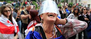 Menschen protestieren vor dem Parlamentsgebäude in Tiflis gegen das Gesetz über ausländische Einflussnahme.