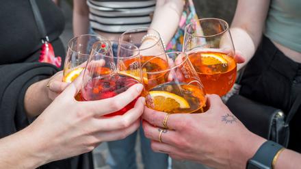 Der Aperol Spritz ist ein beliebter Sommerdrink.