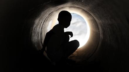 Raus aus dem Loch: Eltern können ihrem Kind helfen, eine depressive Erkrankung zu überwinden. 