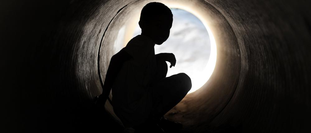 Raus aus dem Loch: Eltern können ihrem Kind helfen, eine depressive Erkrankung zu überwinden. 