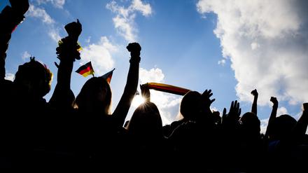 Fußballfans im Gegenlicht.