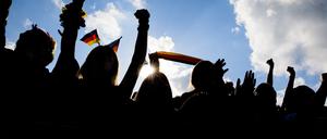 Fußballfans im Gegenlicht.