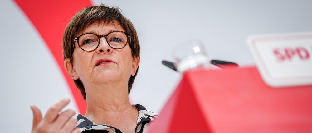 Saskia Esken, SPD-Bundesvorsitzende, bei einem Pressestatement in Berlin