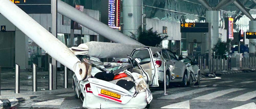 Autos sind durch den Einsturz einer Überdachung des Abflugterminals des Flughafens Indira Gandhi in Neu-Delhi beschädigt worden.
