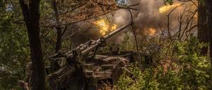 Ukrainische Soldaten feuern mit einer Panzerhaubitze auf russische Stellungen in der Region Donezk (Symbolbild).