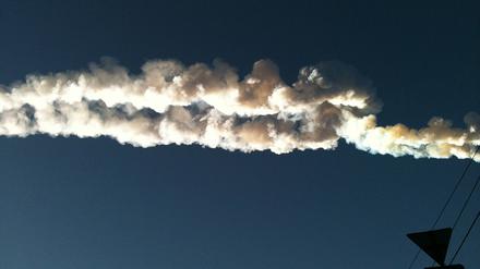 Ein Meteorit hinterlässt am Himmel über der Stadt Tscheljabinsk eine weiße Spur. Vor zehn Jahren erschüttert ein kosmisches Ereignis die russische Großstadt Tscheljabinsk am Ural. Ein knapp 20 Meter großer Asteroid dringt in die Erdatmosphäre ein, zieht beim Verdampfen einen Schweif hinter sich her und explodiert mit grellem Lichtblitz und lautem Knall über der Metropole.
