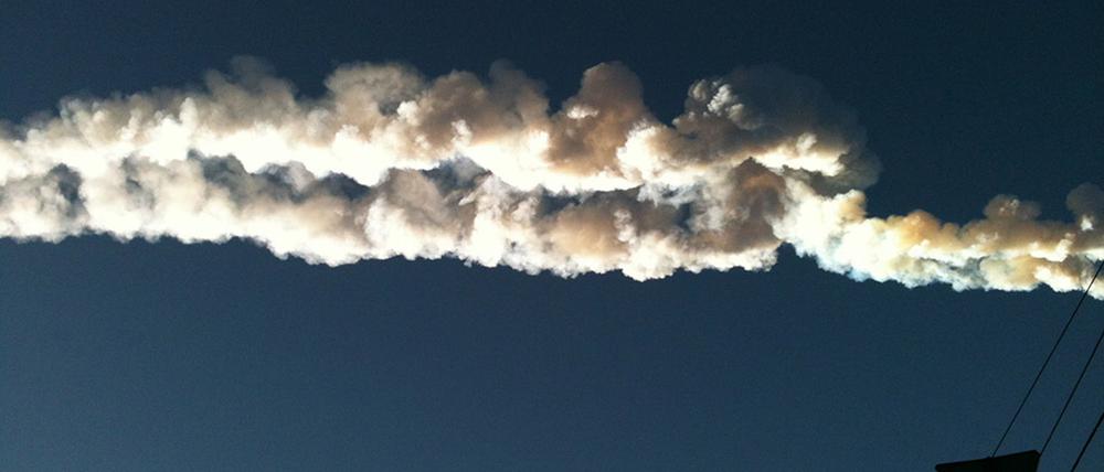 Ein Meteorit hinterlässt am Himmel über der Stadt Tscheljabinsk eine weiße Spur. Vor zehn Jahren erschüttert ein kosmisches Ereignis die russische Großstadt Tscheljabinsk am Ural. Ein knapp 20 Meter großer Asteroid dringt in die Erdatmosphäre ein, zieht beim Verdampfen einen Schweif hinter sich her und explodiert mit grellem Lichtblitz und lautem Knall über der Metropole.