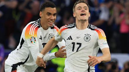 Florian Wirtz und Jamal Musiala beim Eröffnungsspiel der UEFA-Fußball-Europameisterschaft gegen Schottland in München.