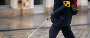 Eine Frau mit einem Blindenstock.