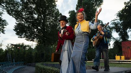 Poetenpack: „Der Raub der Sabinerinnen“ auf der Bühne des historischen Heckentheaters.