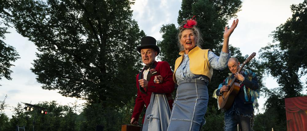 Poetenpack: „Der Raub der Sabinerinnen“ auf der Bühne des historischen Heckentheaters.