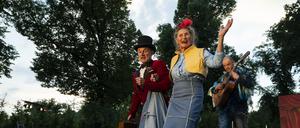 Poetenpack: „Der Raub der Sabinerinnen“ auf der Bühne des historischen Heckentheaters.