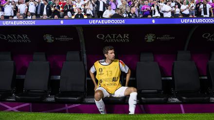 Neues Habitat. Thomas Müller findet sich inzwischen häufiger so wie hier beim Vorrundenspiel gegen die Schweiz auf der Ersatzbank wieder.