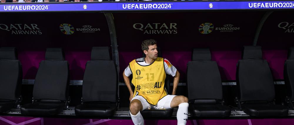 Neues Habitat. Thomas Müller findet sich inzwischen häufiger so wie hier beim Vorrundenspiel gegen die Schweiz auf der Ersatzbank wieder.