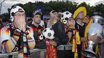 Fans auf der Fanzone am Brandenburger Tor (Symbolbild)