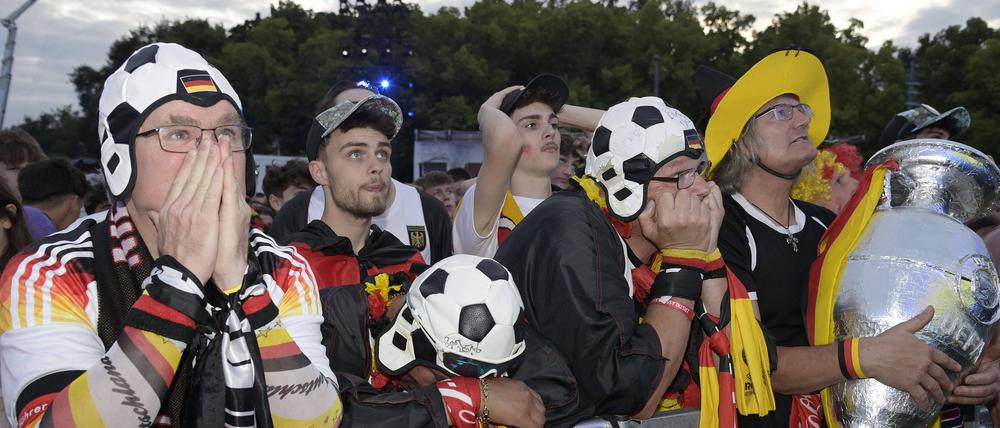 Fans auf der Fanzone am Brandenburger Tor (Symbolbild)