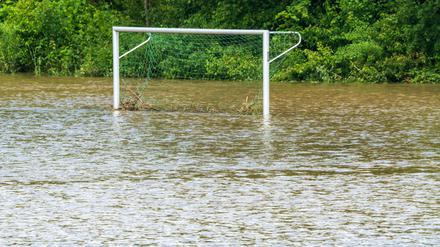 Fußballfeld unter Wasser am 2. Juni 2024 in Affalterbach an der Ilm.