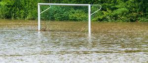Fußballfeld unter Wasser am 2. Juni 2024 in Affalterbach an der Ilm.