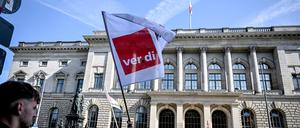 Demonstranten stehen vor dem Berliner Abgeordnetenhaus bei der Kundgebung streikender Kita-Erzieherinnen.