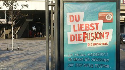Auch am Bahnhof Ostkreuz wurde ein Plakat angebracht.