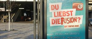 Auch am Bahnhof Ostkreuz wurde ein Plakat angebracht.