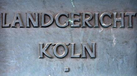 Ein Schild weist auf das Landgericht in Köln hin. Dort fand der Prozess gegen einen Jugendlichen statt, der einen Anschlag auf einen Leverkusener Weihnachtsmarkt geplant haben soll.