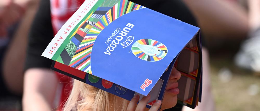 Die Sticker-Alben tragen einen großen Teil dazu bei, dass unter anderem Süßigkeiten beworben werden. Das sollte kritisch hinterfragt werden.