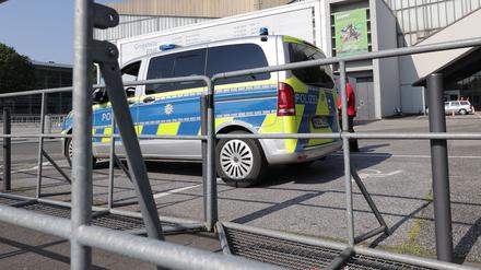 Ein Polizeifahrzeug vor der Essener Grugahalle, wo am Wochenende die AfD ihren Parteitag abhalten wird.