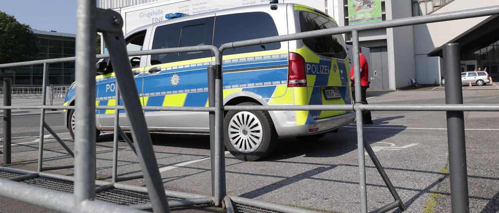 Ein Polizeifahrzeug vor der Essener Grugahalle, wo am Wochenende die AfD ihren Parteitag abhalten wird.
