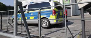 Ein Polizeifahrzeug vor der Essener Grugahalle, wo am Wochenende die AfD ihren Parteitag abhalten wird.