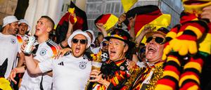 Bier, Fahnen und Fußball. Bei der EM in Deutschland ein häufiges Bild.