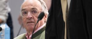Heinrich XIII. Prinz Reuß, Hauptangeklagter im Prozess gegen eine mutmaßliche „Reichsbürger“-Gruppe sitzt zwischen seinen Verteidigern auf der Anklagebank in Frankfurt/Main.